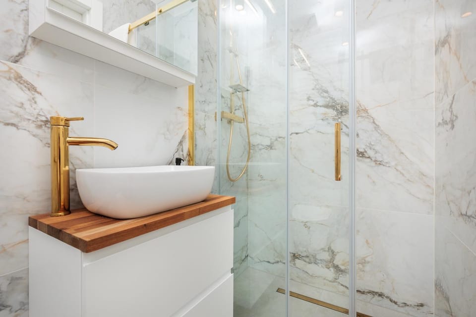Shower, Toilet, Bathroom, Other, Decorative detail, internet, towels