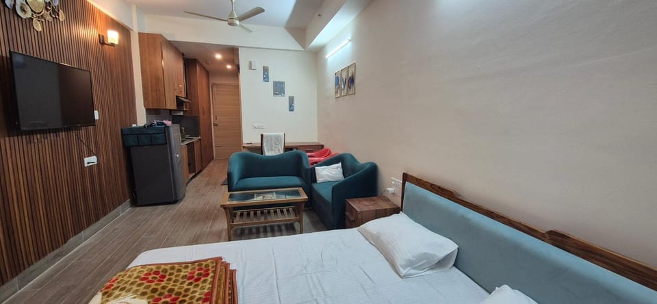 Bed, TV and multimedia, Kitchen or kitchenette, Living room, Photo of the whole room, Bedroom, wardrobe