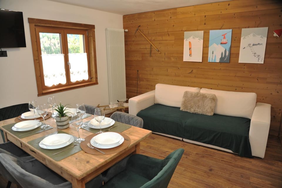 Living room, Dining area