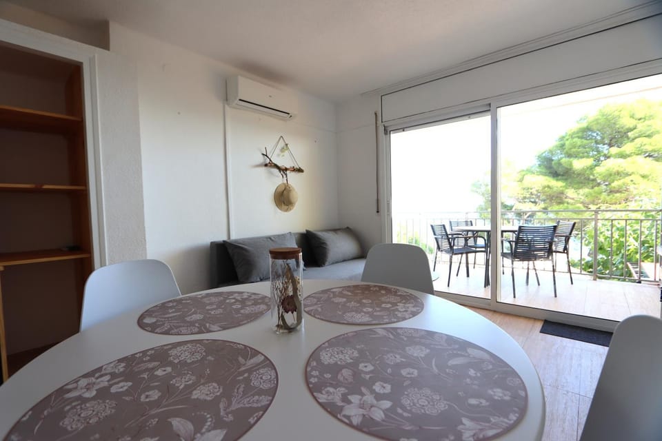 Living room, Dining area, air conditioner