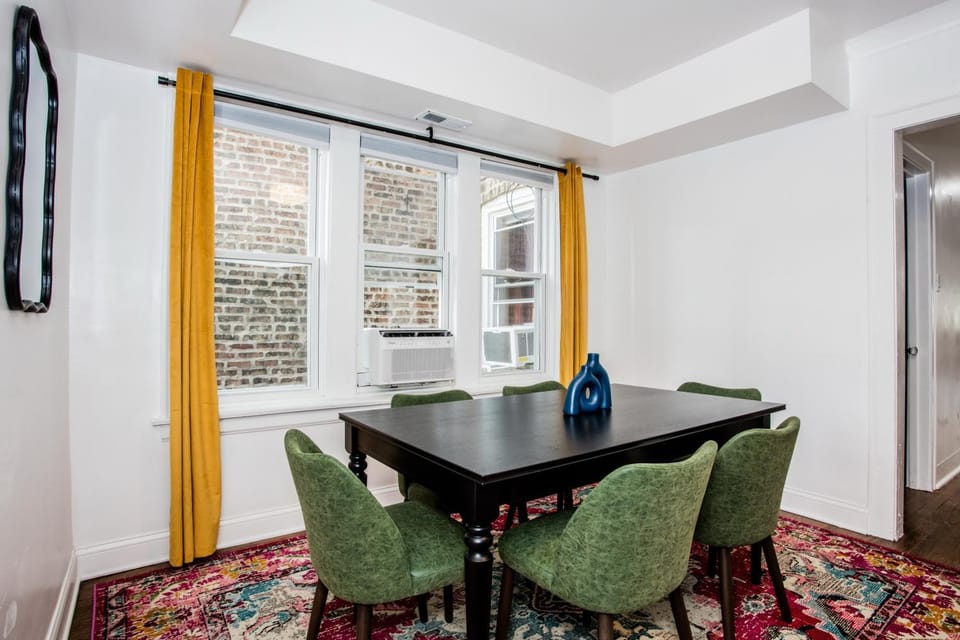 King Bed, Great WIFI, United Center, Walk to Train Apartment in Chicago
