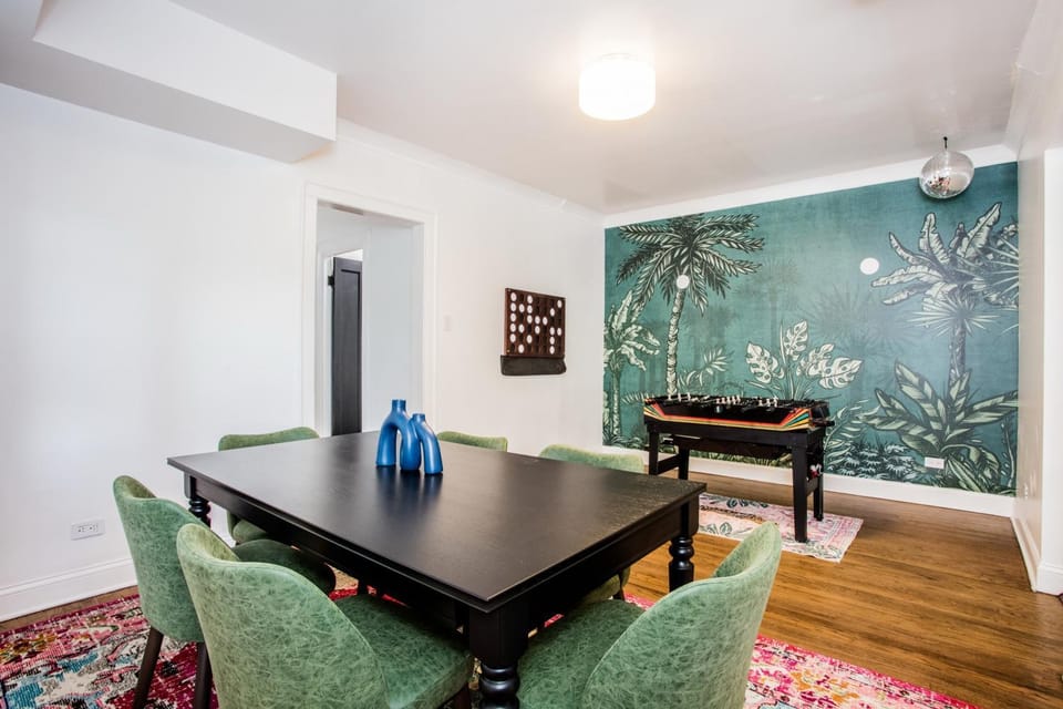 King Bed, Great WIFI, United Center, Walk to Train Apartment in Chicago