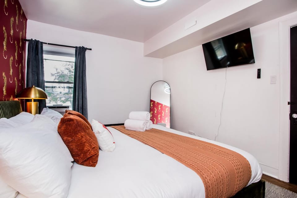 King Bed, Great WIFI, United Center, Walk to Train Apartment in Chicago