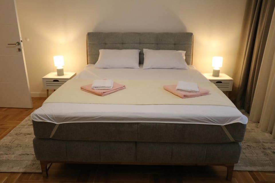 Bed, Photo of the whole room, Bedroom, towels