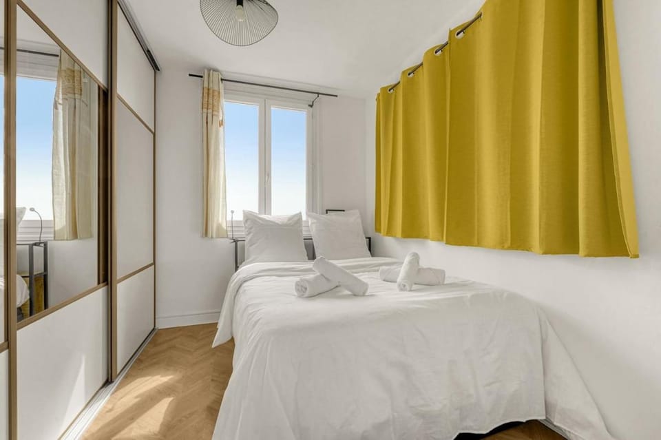Photo of the whole room, Bedroom