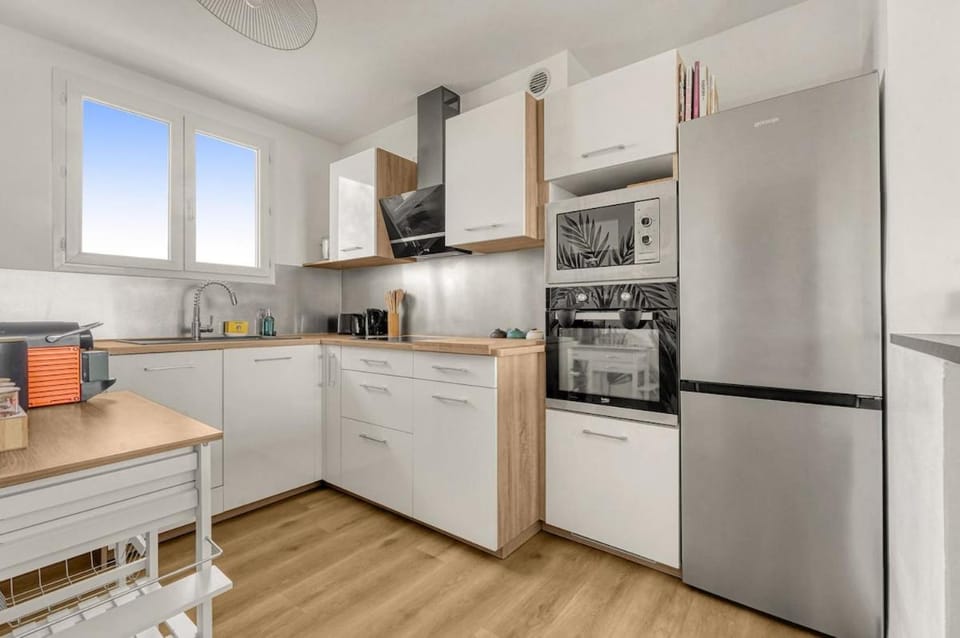 Kitchen or kitchenette, dishwasher, oven, stove