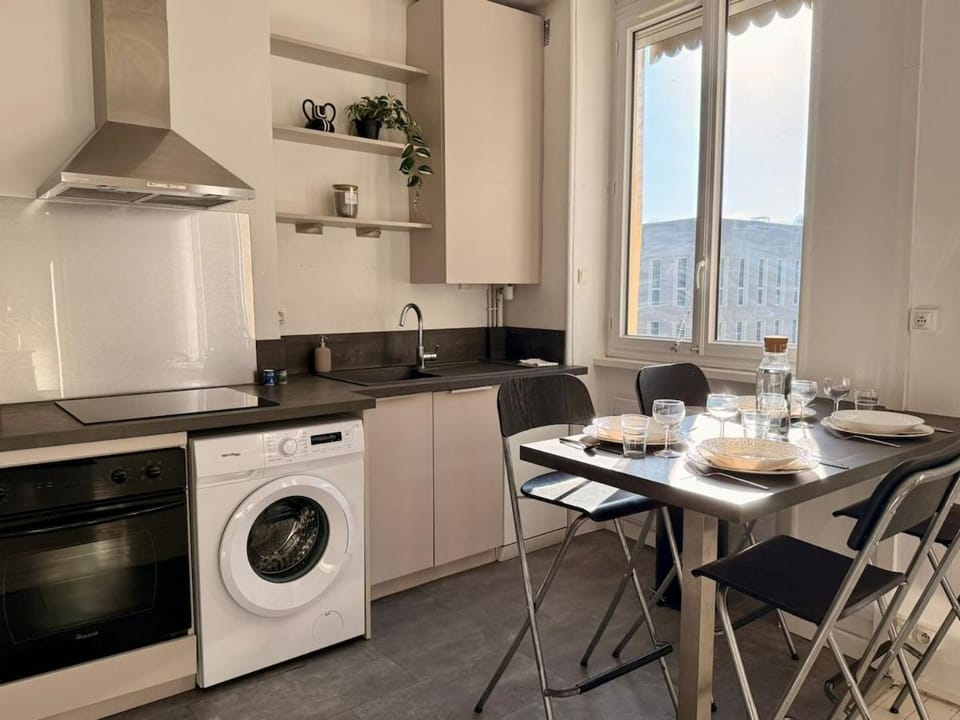 La Plume de Tolstoï - Calme, Wifi, TV connectée Apartment in Villeurbanne