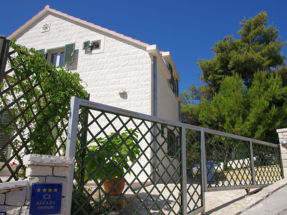 Holiday Home Schönes Ferienhaus mit privatem Pool by Interhome House in Split-Dalmatia County