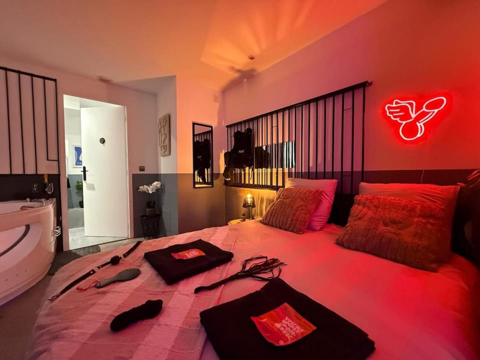 Love Room Prison & Balnéo La Suite Interdite Apartment in Île-de-France