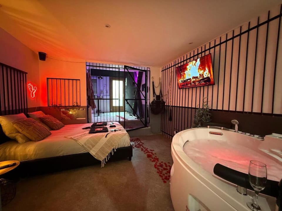 Love Room Prison & Balnéo La Suite Interdite Apartment in Île-de-France