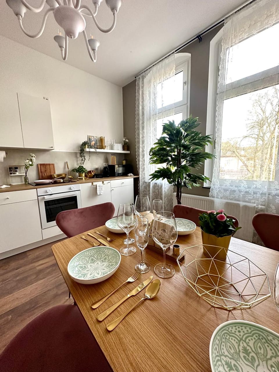 Kitchen or kitchenette, Seating area, Dining area