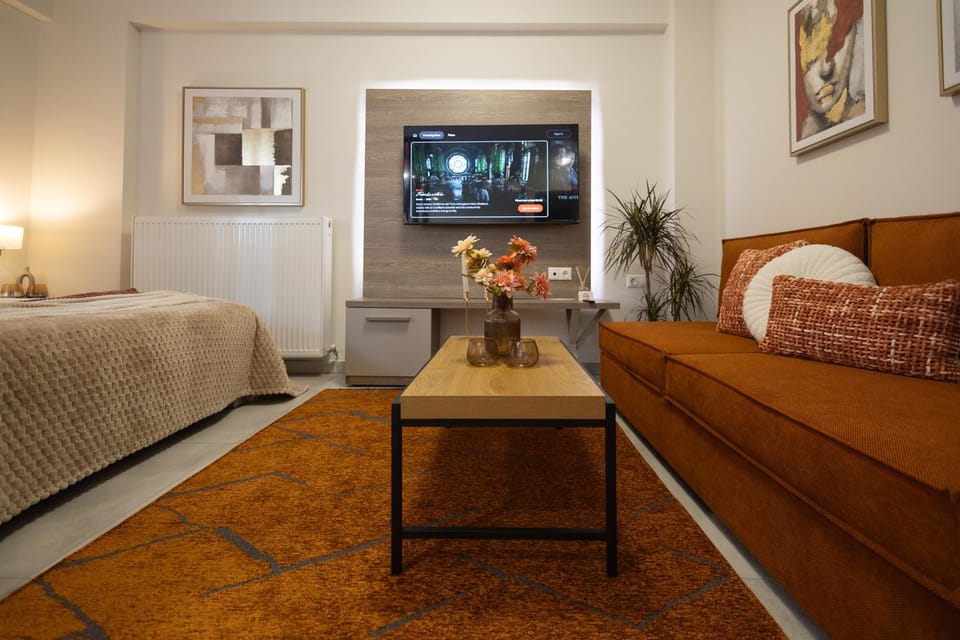 Bed, TV and multimedia, Living room, Photo of the whole room, Seating area, Bedroom