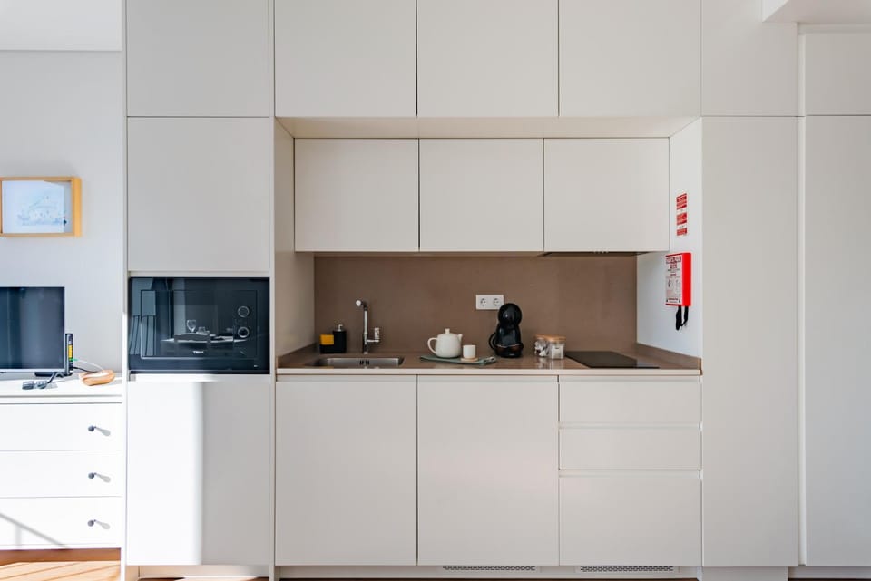 Coffee/tea facilities, Kitchen or kitchenette, microwave, stove
