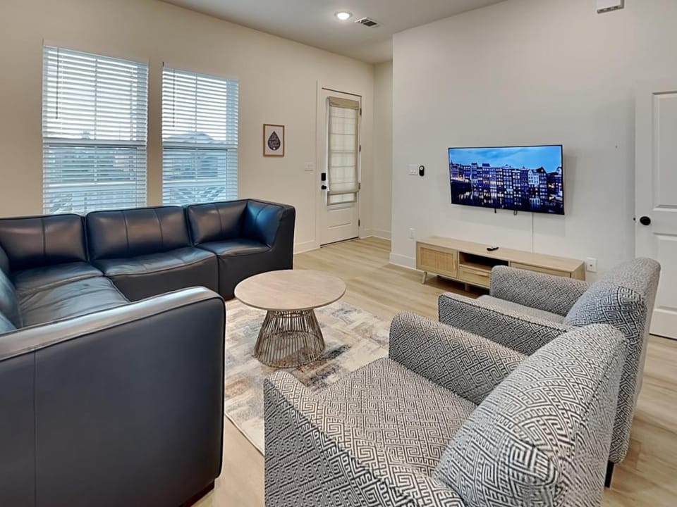 Day, TV and multimedia, Living room, Seating area, furniture