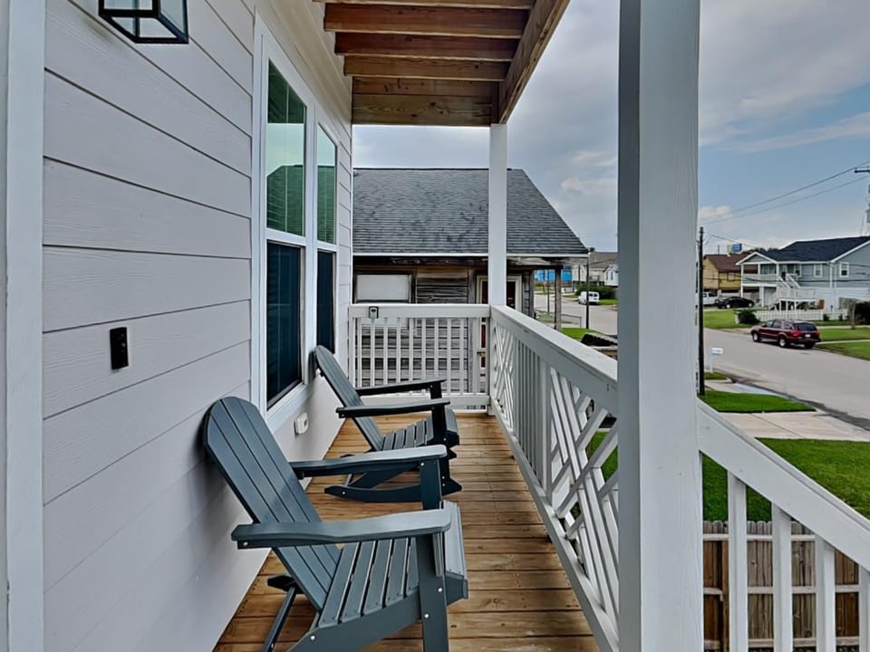 Day, Neighbourhood, Balcony/Terrace, Seating area, Street view