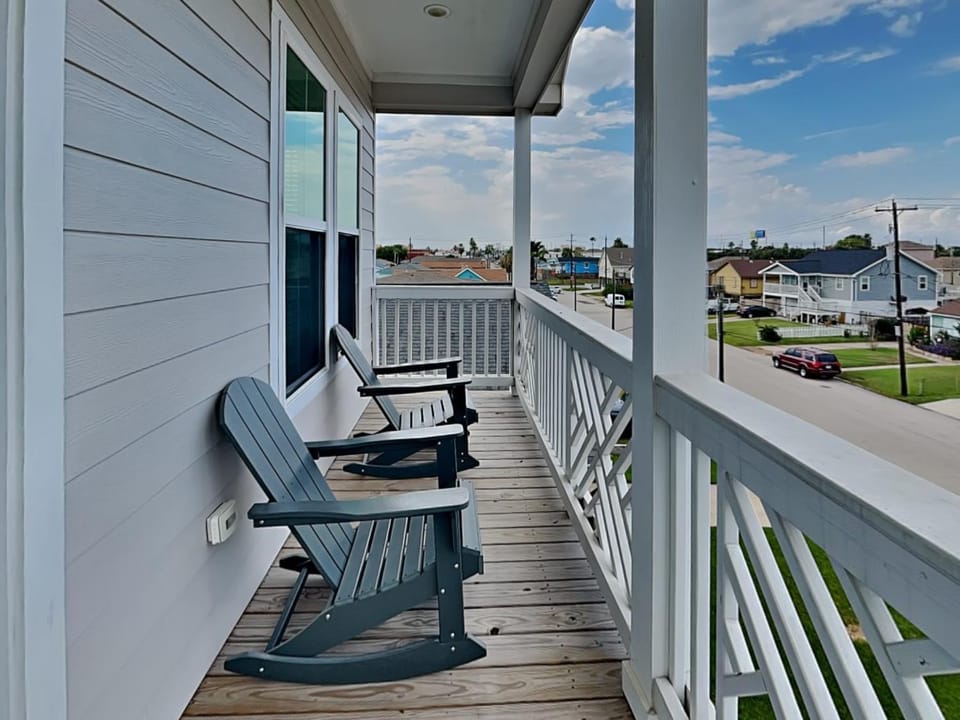 Day, Neighbourhood, Balcony/Terrace, Seating area, Street view, Quiet street view
