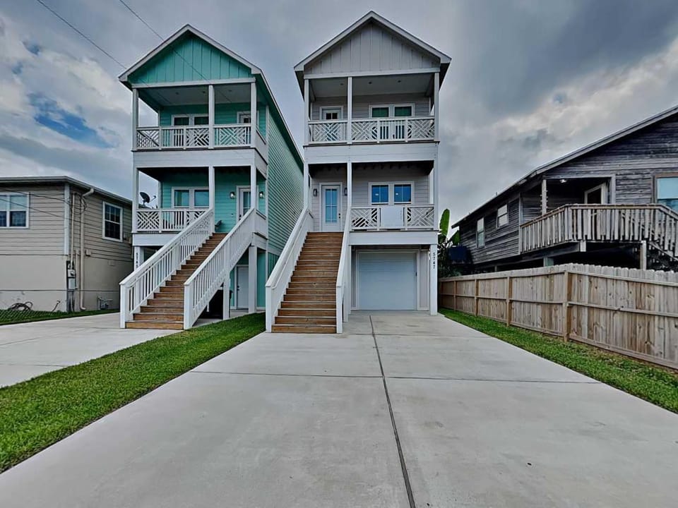 Property building, Facade/entrance, Balcony/Terrace, Parking