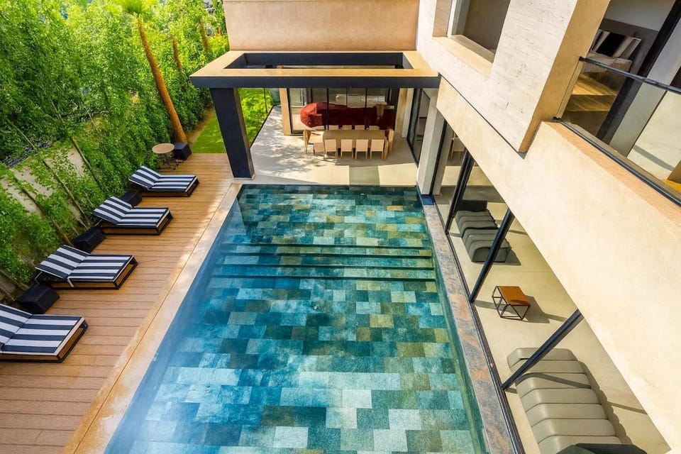 Day, Pool view
