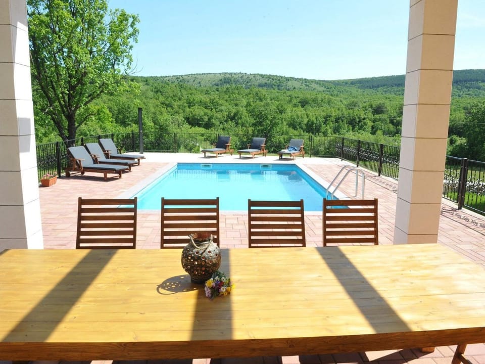 Holiday Home Alleinstehendes Ferienhaus mit Swimmingpool by Interhome House in Split-Dalmatia County