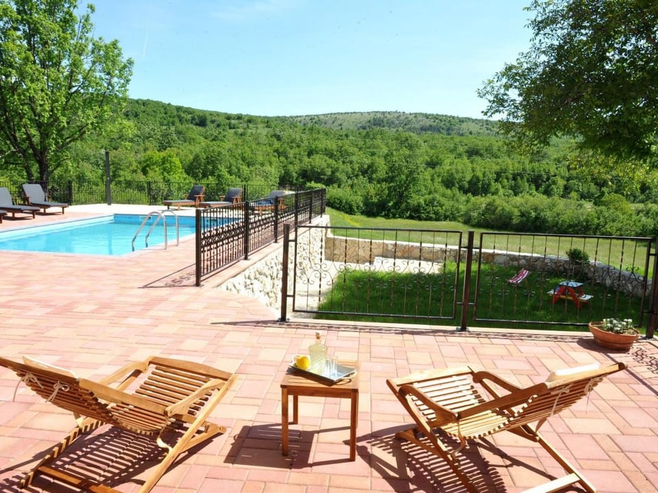 Holiday Home Alleinstehendes Ferienhaus mit Swimmingpool by Interhome House in Split-Dalmatia County
