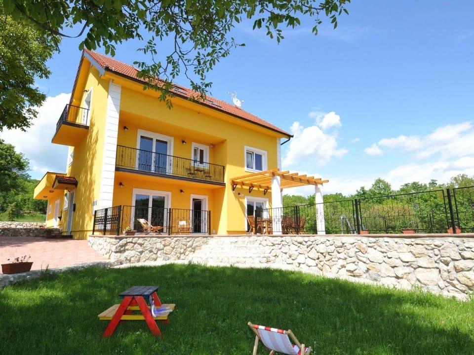 Holiday Home Alleinstehendes Ferienhaus mit Swimmingpool by Interhome House in Split-Dalmatia County