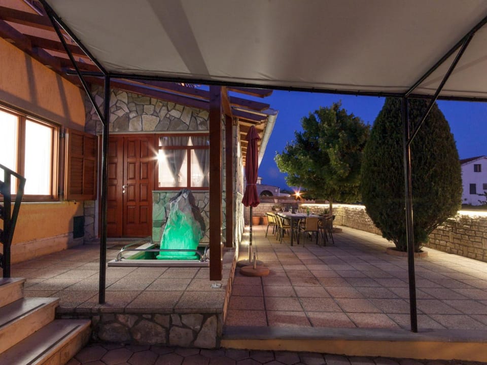 Holiday Home Haus in Vinkuran mit Pool und Bergblick by Interhome House in Pula