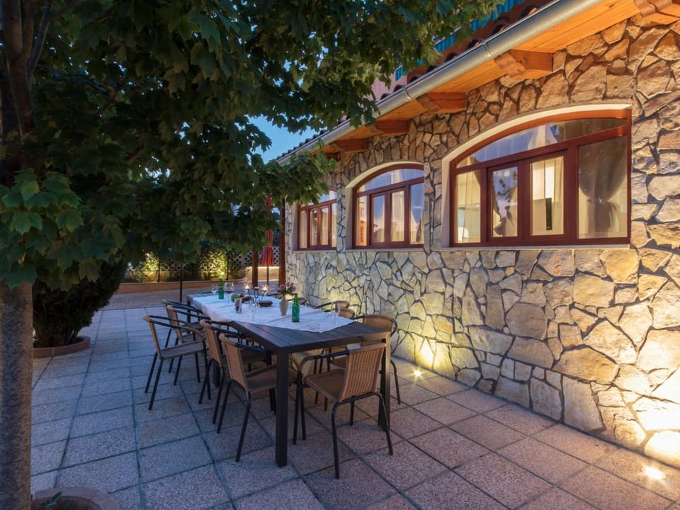 Holiday Home Haus in Vinkuran mit Pool und Bergblick by Interhome House in Pula