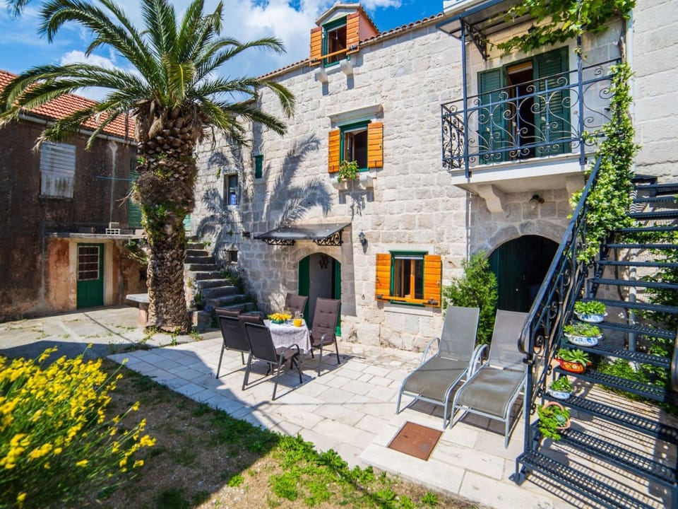 Holiday Home mit Blick auf das Wasser by Interhome House in Split-Dalmatia County