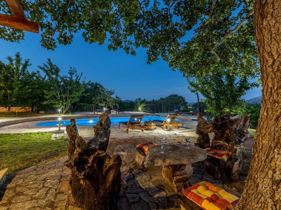 Holiday Home Villa Podrugovi Dvori mit Pool by Interhome House in Split-Dalmatia County
