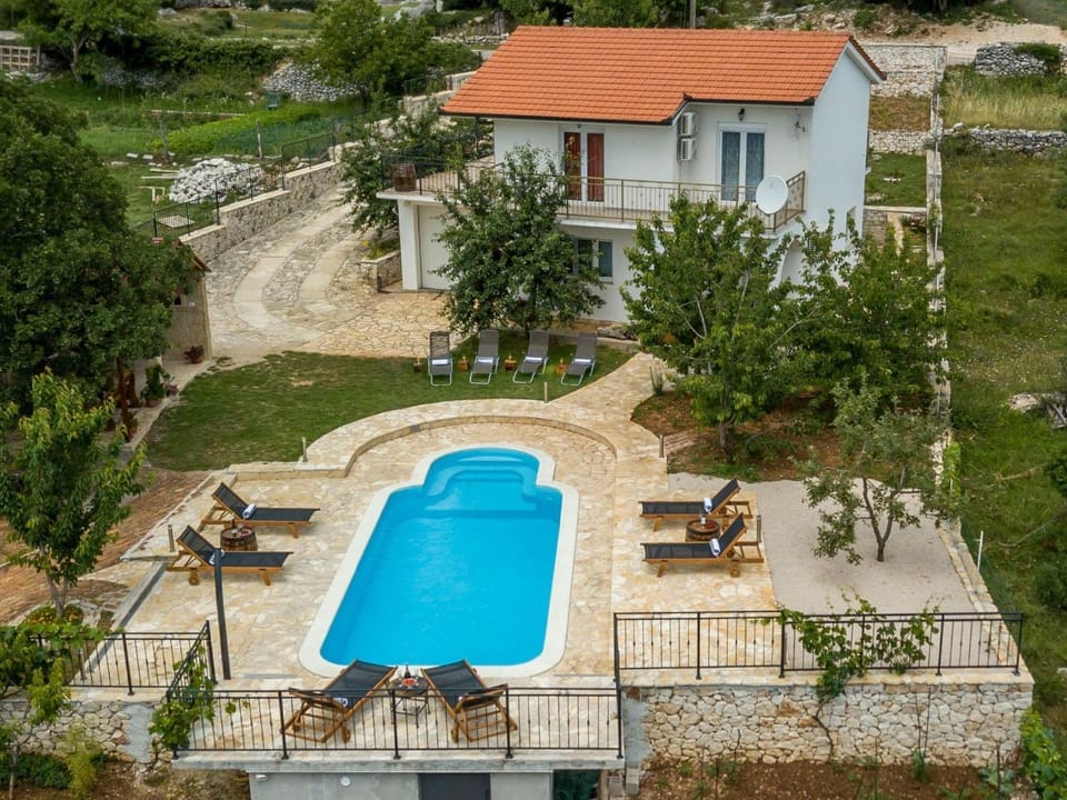 Holiday Home Villa Podrugovi Dvori mit Pool by Interhome House in Split-Dalmatia County