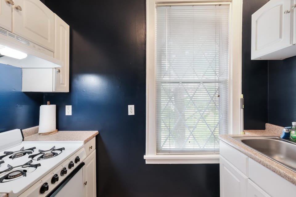 518B - Fully Furnished 1BR 1BTH - Free Parking - Monthly Rental Apartment in San Antonio
