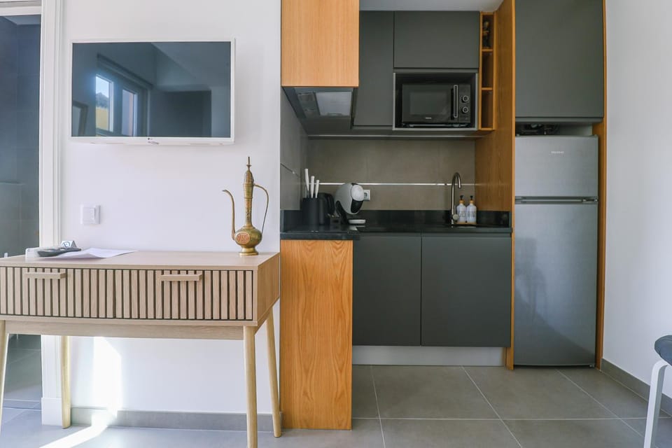 Kitchen or kitchenette, Dining area, oven, stove, toaster