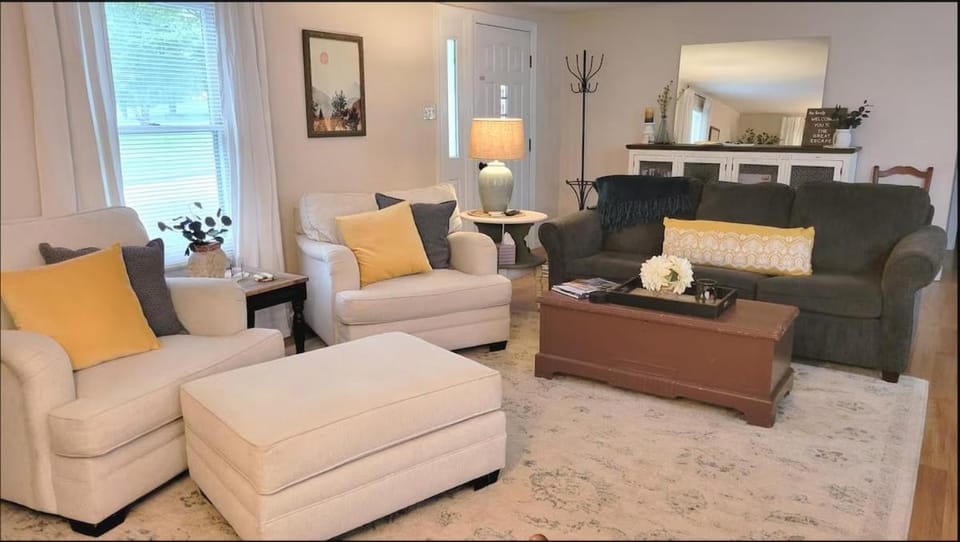Walkable Pet Friendly Black Mountain Bungalow w Fenced yard House in Black Mountain