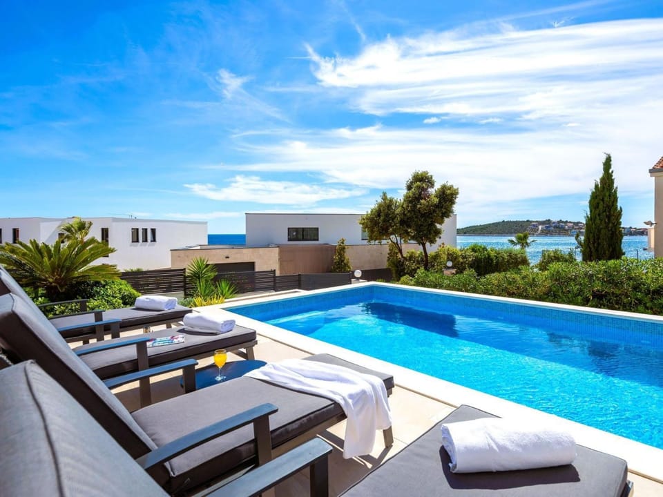 Holiday Home Luxuriöse Villa Dolce Vita direkt am Meer mit privatem Pool und Parkplatz by Interhome House in Šibenik-Knin County, Croatia