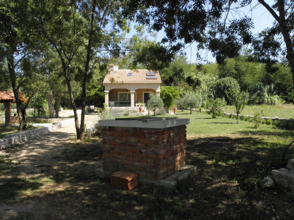 Holiday Home Am Fluss gelegenes Haus mit Galerieschlafplätzen by Interhome House in Zadar County