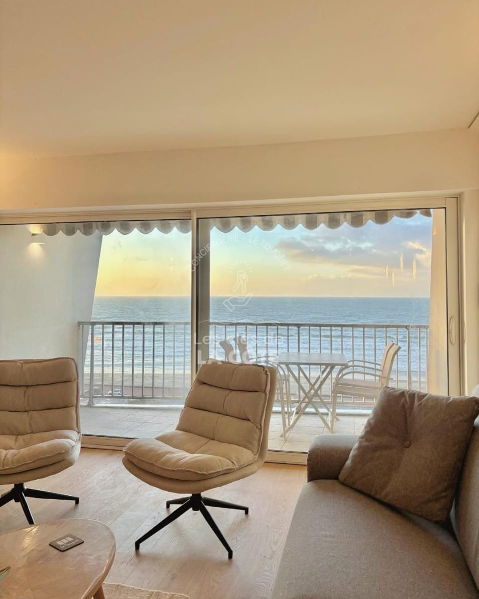 Natural landscape, View (from property/room), Balcony/Terrace, Living room, Seating area, Sea view