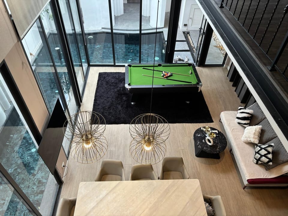 Billiard, Living room, Seating area, Swimming pool