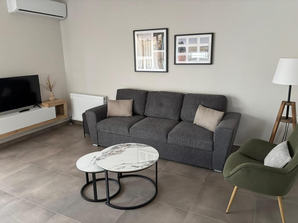TV and multimedia, Living room, Seating area, air conditioner