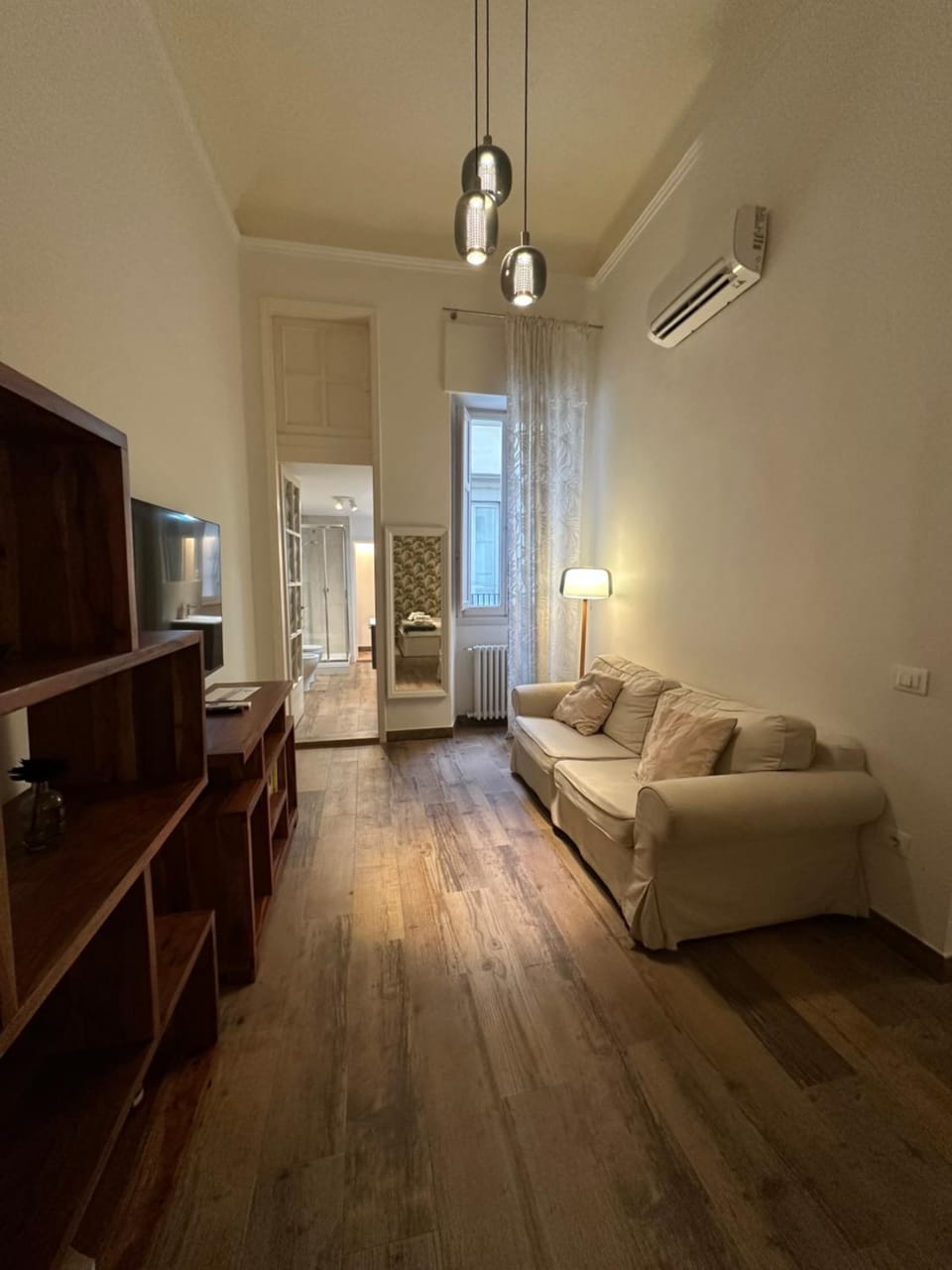 TV and multimedia, Living room, Seating area, internet, air conditioner