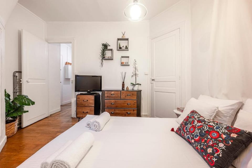 Bed, Living room, Bedroom