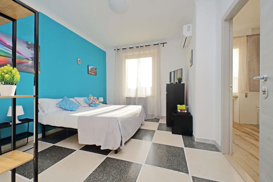 Bed, TV and multimedia, Photo of the whole room, Bedroom