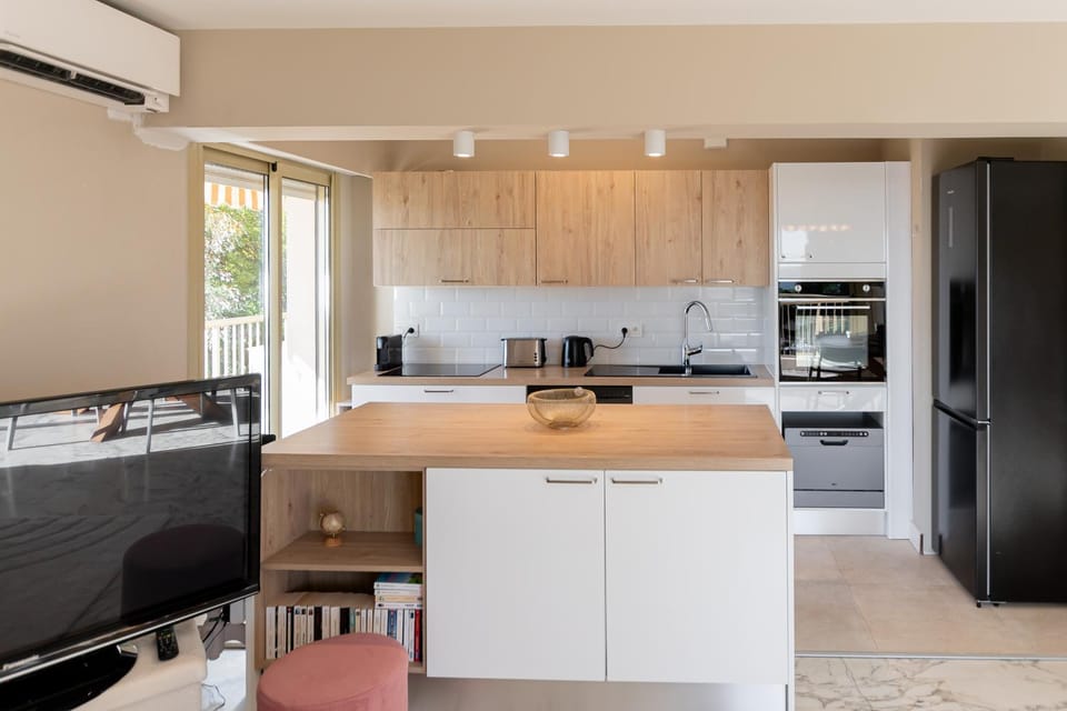 Coffee/tea facilities, Kitchen or kitchenette, Dining area, dishwasher, oven, stove, toaster