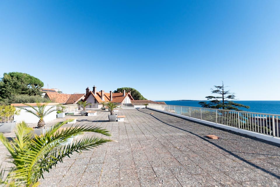 Nearby landmark, Day, Natural landscape, View (from property/room), Balcony/Terrace, Beach, Pool view, Sea view, Swimming pool, sunbed