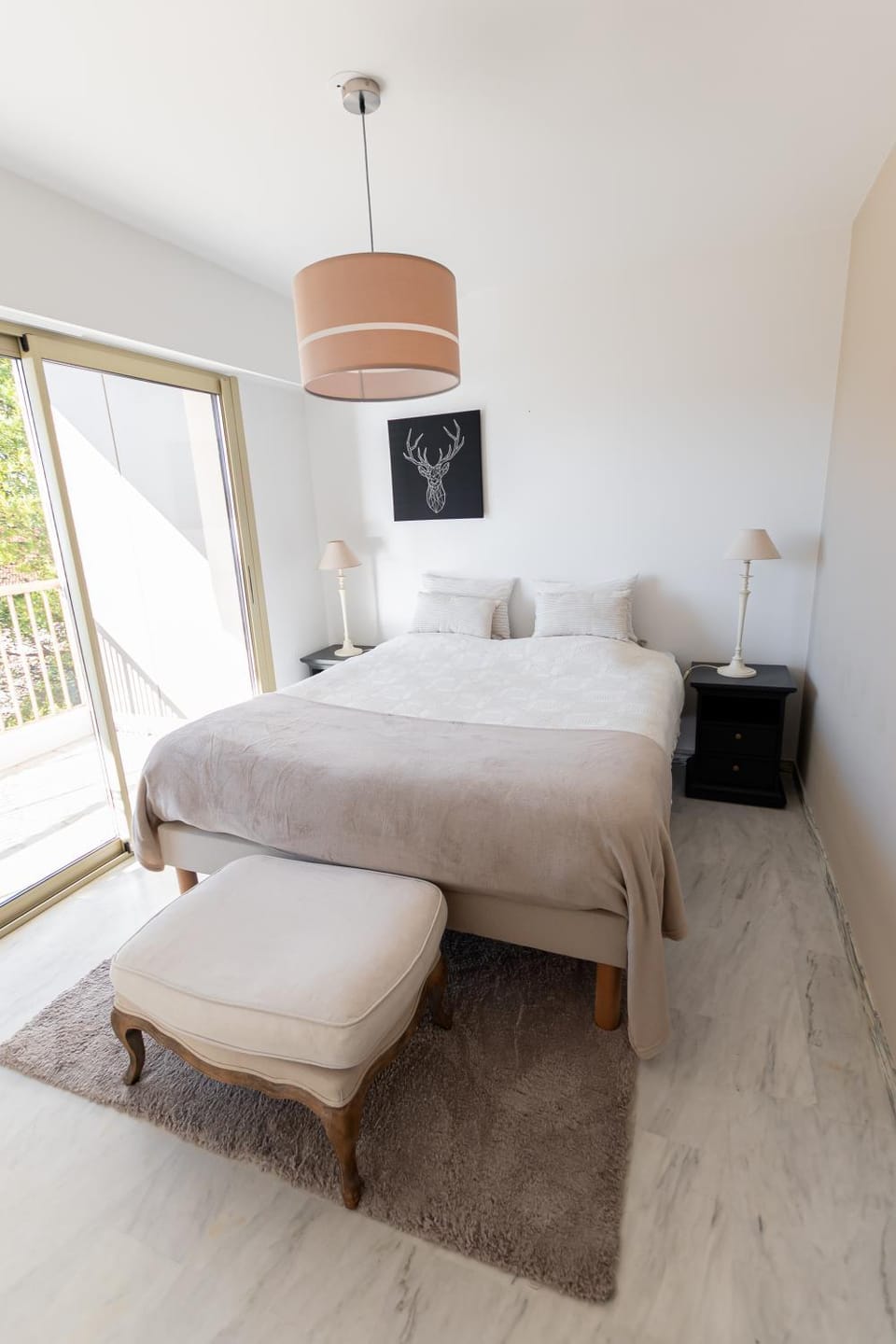 Bed, TV and multimedia, Living room, Photo of the whole room, Seating area, Bedroom