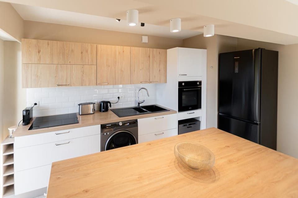 Coffee/tea facilities, Kitchen or kitchenette, Dining area, dishwasher, minibar, oven, stove, toaster, washing machine, dryer