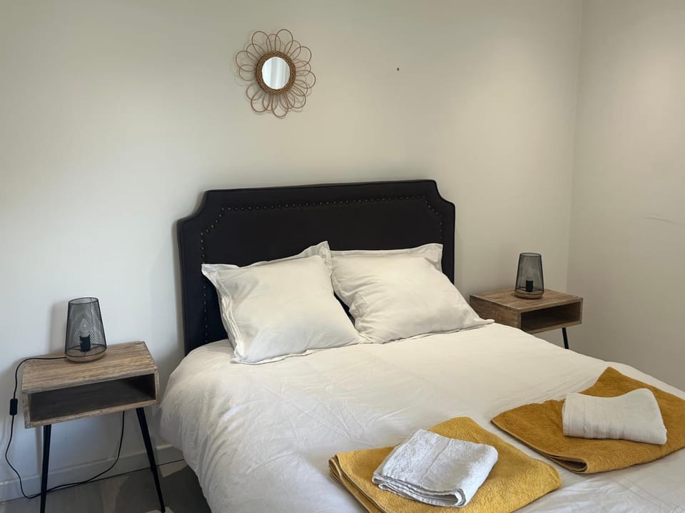 Bed, Bedroom, towels
