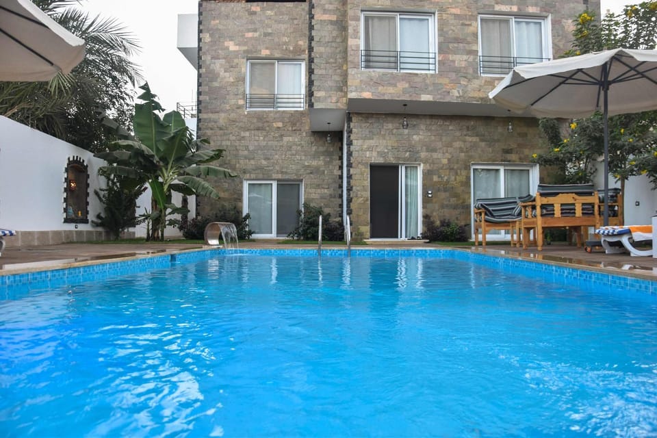 Property building, Day, Pool view, Swimming pool, Swimming pool, sunbed