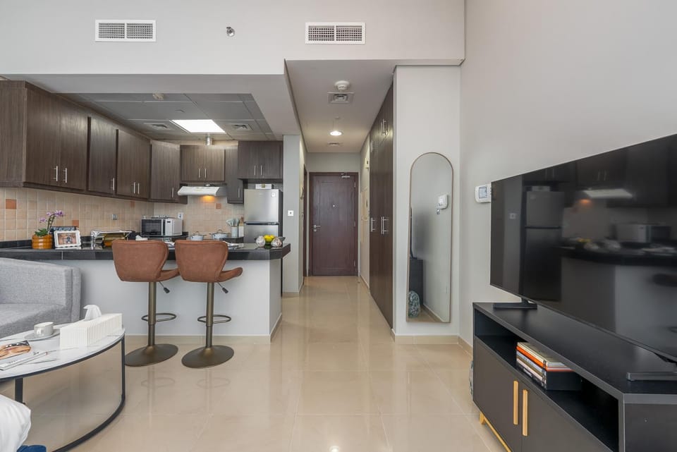 TV and multimedia, Kitchen or kitchenette, Living room, Seating area, Dining area, microwave, minibar, oven, stove, toaster