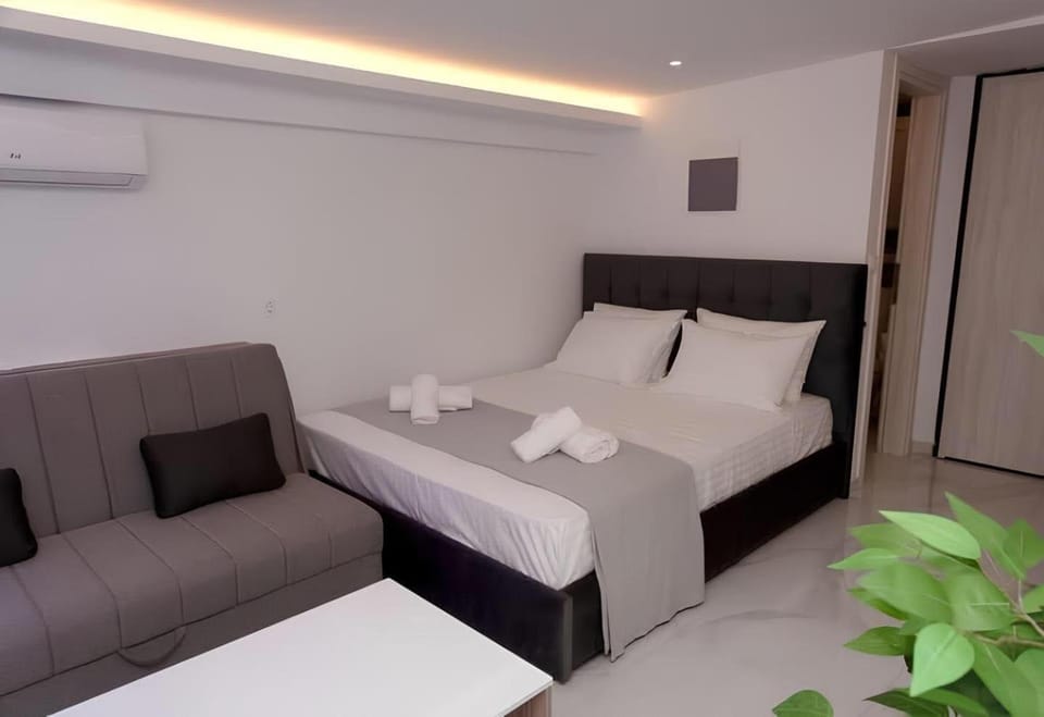 Bed, Living room, Seating area, air conditioner