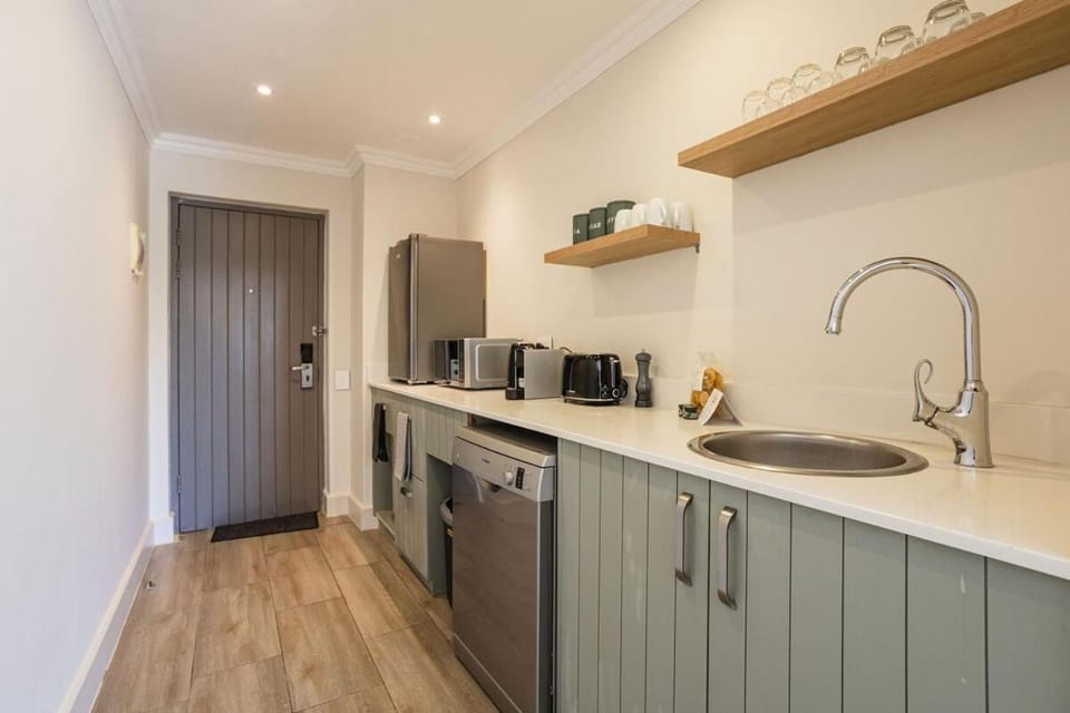Kitchen or kitchenette, dishwasher